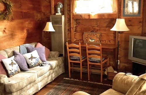 Bridgewater Cottage | Cottages by the Lake #2 MAY SPRING SPECIALS!