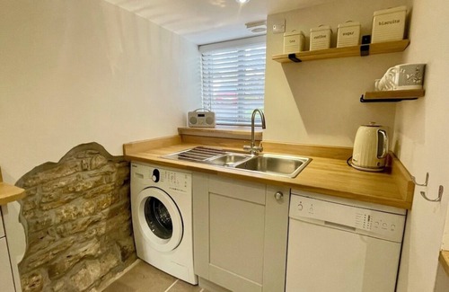 Corfe Castle Village House | Cotters Pound: Charming Thatched Cottage in the Heart of Corfe Castle