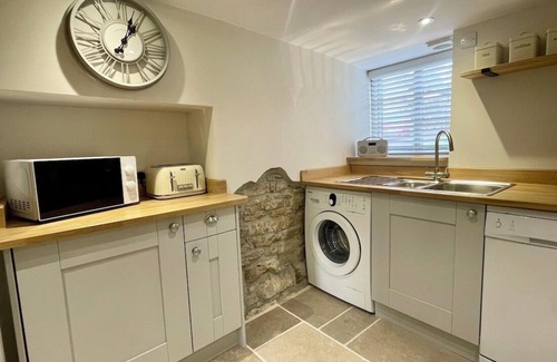Corfe Castle Village House | Cotters Pound: Charming Thatched Cottage in the Heart of Corfe Castle