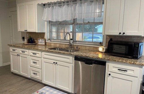 West Monroe House | Cottonport Cottage-stunning 3/2 in heart of West Monroe with all KING size beds!