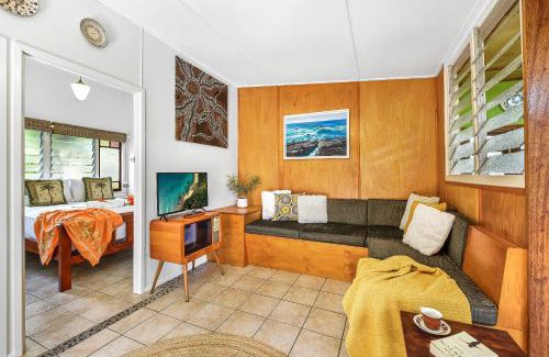 Mudjimba House | Cottonwood Cottage - Couples 'pet friendly' retro escape