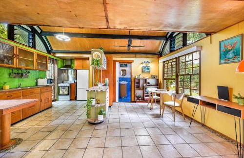 Mudjimba House | Cottonwood Cottage - Couples 'pet friendly' retro escape