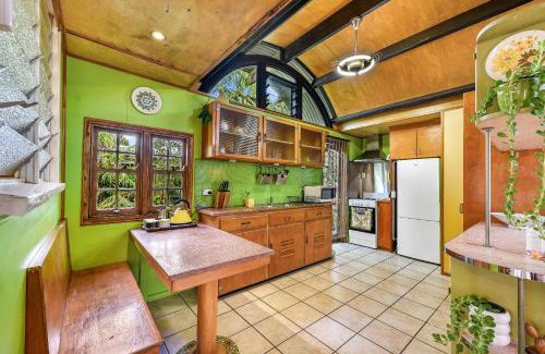 Mudjimba House | Cottonwood Cottage - Couples 'pet friendly' retro escape