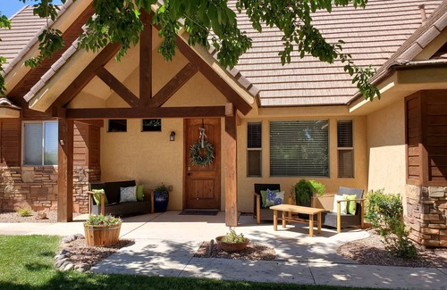 St. George House | Cottonwood Crossing Retreat 7 King Bedrooms, SLEEPS 36 PARKING GALORE
