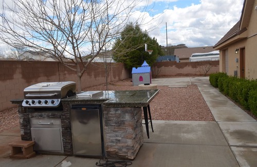 St. George House | Cottonwood Crossing Retreat 7 King Bedrooms, SLEEPS 36 PARKING GALORE