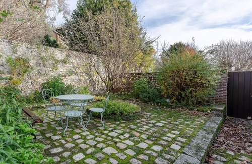 Honfleur Apartment | Couleur Corail Studio – Peaceful gem & shared yard – Central Honfleur