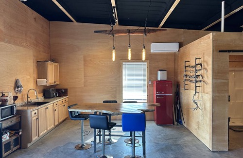 Lometa Cabin | Country cabin, cycling and nature getaway with big views! AC, WiFi, patio.