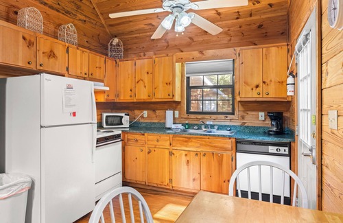 Helen Cabin | Country Charm B – 3rd Night Free! See Details Below.