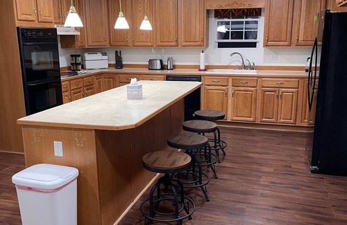 Mountain Grove House | Country Charm! Billiards and Ping Pong Table & Sunroom, Spacious & Sleeps 14!