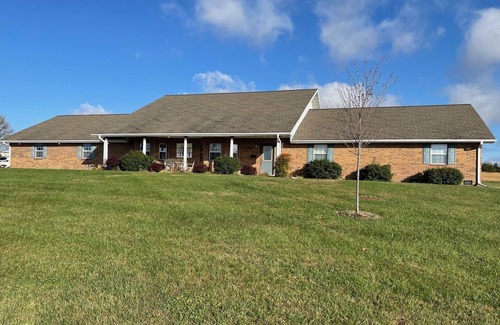 Mountain Grove House | Country Charm! Billiards and Ping Pong Table & Sunroom, Spacious & Sleeps 14!
