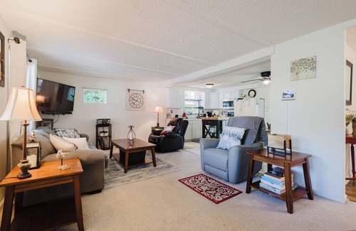 Somerset House | Country Cool Lake HousenPrivate, Pet friendly, Lakefront