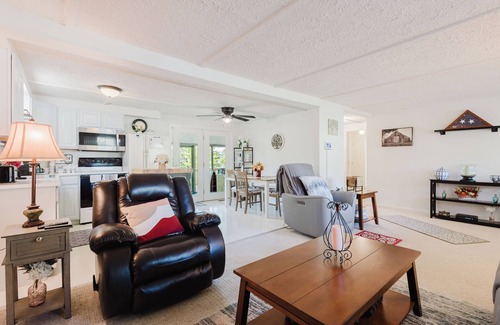 Somerset House | Country Cool Lake HousenPrivate, Pet friendly, Lakefront