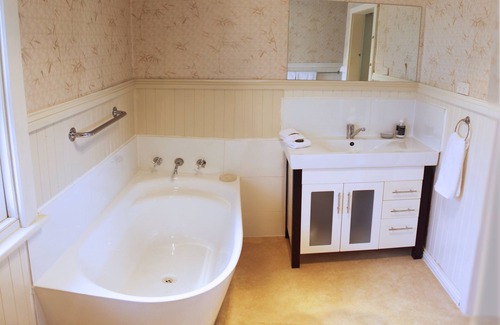 Port Huon House | Country Cottage Accommodation overlooking Huon River