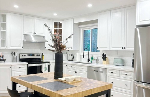 Caledon Cottage | Country Cottage Retreat with Swimming Pool, Pool Table and Arcade