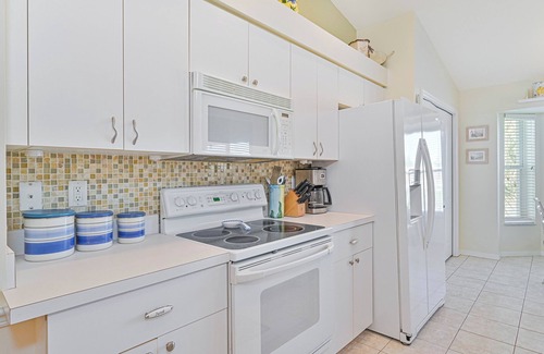 Estero Condo | Country Creek - Second floor Lakeview Condo with Golf!