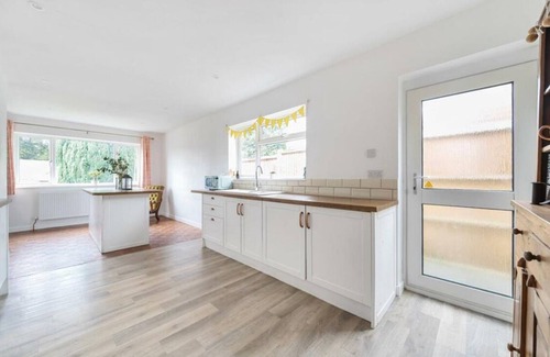 Blandford Forum House | Country Escape - Iwerne Minster Dorset whole bungalow Clayesmore Larmer Tree