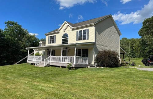 Friendsville House | Country Escape Private Hot Tub Fire Pit