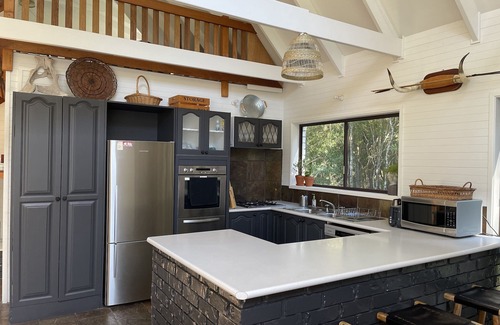 Crystal Creek Cottage | Country Getaway at Crystal Creek - Sleeps 9