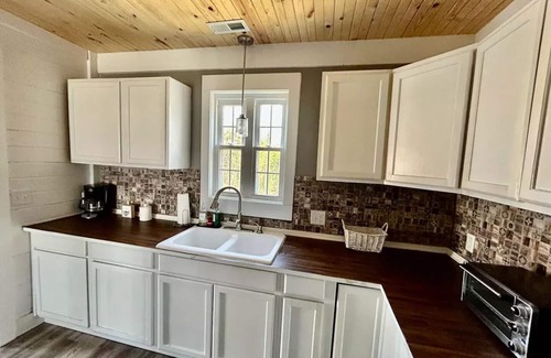 Flat Rock House | Country home 5 min from downtown