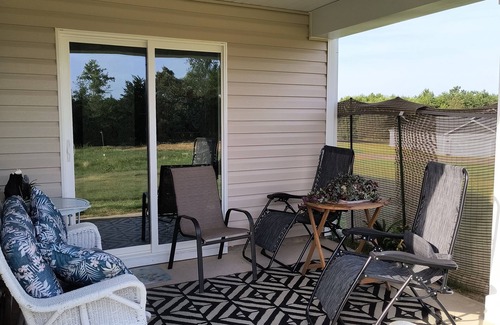 Welcome House | Country home , mile from Winery- custom design features, acre of peace & quiet!