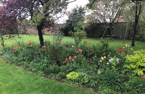 Milton Malsor House | Country Home with Beautiful Gardens, Pool & Sauna