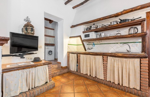 La Zubia House | Country House 'El Almendro' with Mountain Views, Shared Pool and Wi-Fi