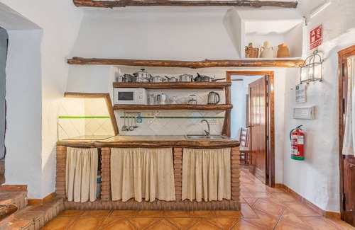 La Zubia House | Country House 'El Almendro' with Mountain Views, Shared Pool and Wi-Fi
