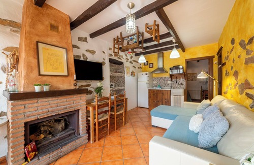 Laroya House | Country House 'La Casa Al Revés' with Mountain View, Wi-Fi and Air Conditioning