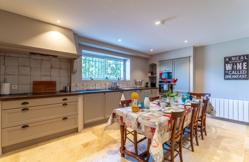 Plan-d'Orgon Villa | Country House "Mas sous les Oliviers" with Pool, Garden and Wi-Fi