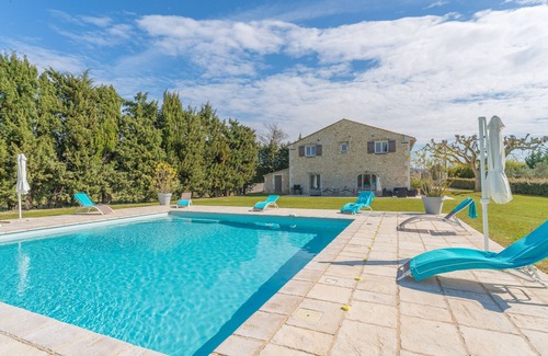 Plan-d'Orgon Villa | Country House "Mas sous les Oliviers" with Pool, Garden and Wi-Fi