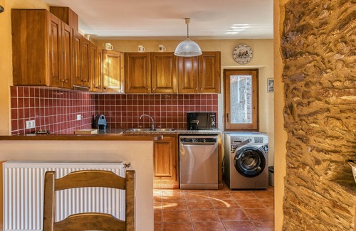 Espolla House | Country House 'Matalí' with Private Terrace, Wi-Fi and Air Conditioning