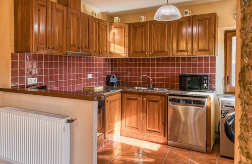Espolla House | Country House 'Matalí' with Private Terrace, Wi-Fi and Air Conditioning