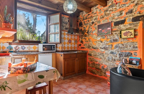 Vilaframil House | Country House 'Nogueira' with Mountain View, Private Terrace and Wi-Fi