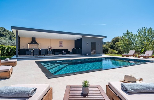 Lefkimmi Villa | Country House 'Queen Alla' with Mountain View, Wi-Fi and Air Conditioning