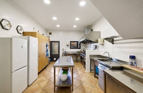Vilanant Cottage | Country house surrounded by nature, with pool, tennis, perfect for groups