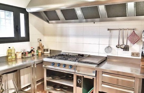 Vilanant Cottage | Country house surrounded by nature, with pool, tennis, perfect for groups