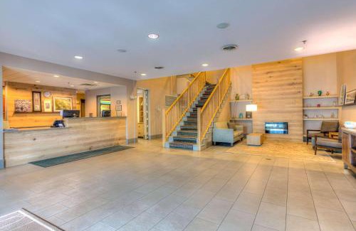 Village of Lakewood Hotel | Country Inn & Suites by Radisson, Crystal Lake, IL