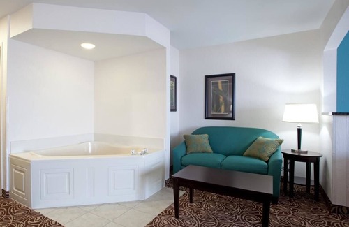 Garden City Hotel | Country Inn & Suites by Radisson, Murrells Inlet, SC