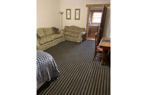 Williamstown House | Country Inn with 90 ft porch