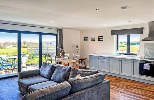 Attleborough Ski Chalet | Country Lodge Deluxe