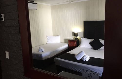 West Mackay Hotel | Country Plaza Motor Inn