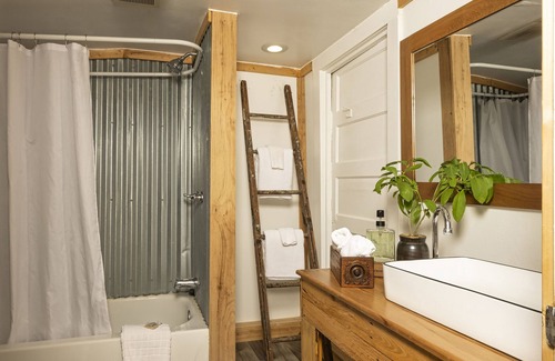 Clio Bed & Breakfast | Country Road House and Berries Bed & Breakfast - Farm Stay
