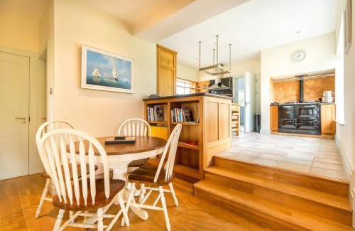 Dingle House | Country Setting in the Middle of Dingle Town.