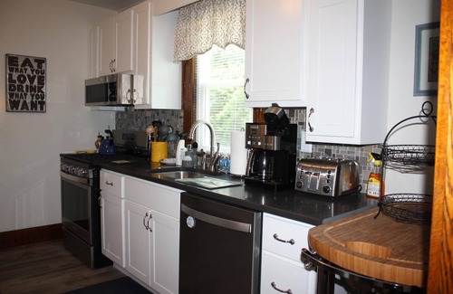 Booth House | Country Setting- less then 2 miles to downtown Morgantown .