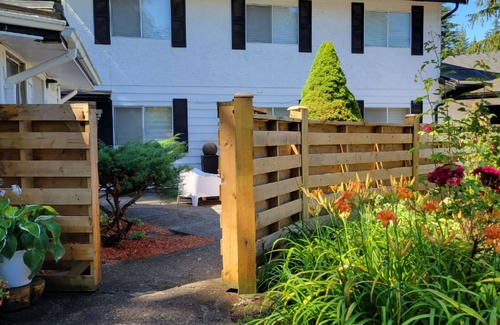 Langley House | COUNTRY WOODS BUNGALOW - Walk to Winery +Berry Farm - Fort Langley