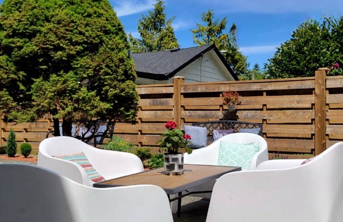 Langley House | COUNTRY WOODS BUNGALOW - Walk to Winery +Berry Farm - Fort Langley