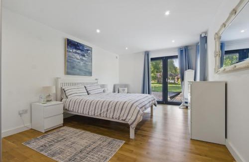 Broad Oak Apartment | Countryside Annex- Sleeps 2 Free Parking & Garden