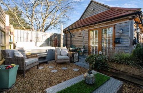 New Forest District House | Countryside Barn with Hot Tub in New Forest