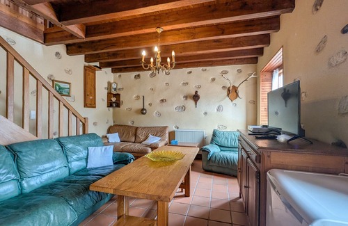 La Perouille Cottage | Countryside Retreat with Garden, Near Lake & Park