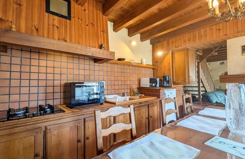 La Perouille Cottage | Countryside Retreat with Garden, Near Lake & Park